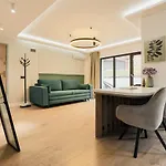 Nest Meteor Апартаменти 4*